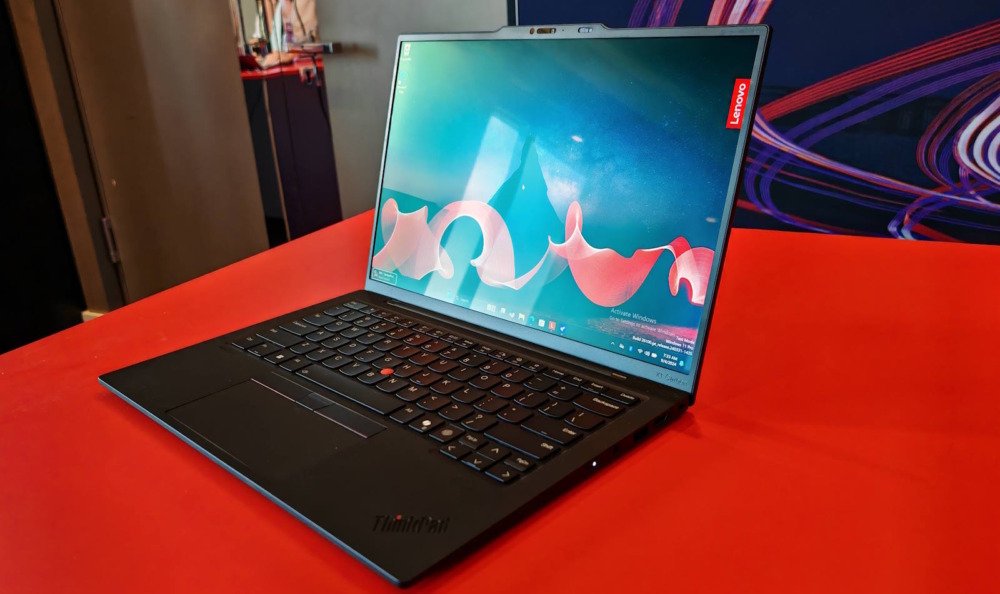 Lenovo ThinkPad X1 Carbon Gen 13 review - side