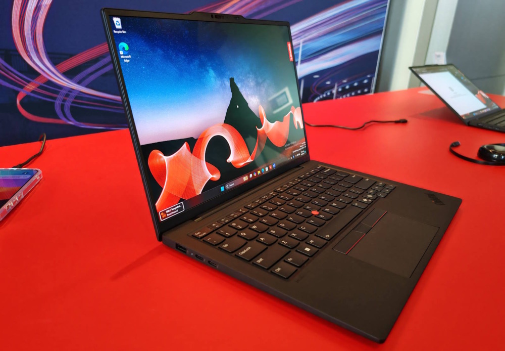 Lenovo ThinkPad X1 Carbon Gen 13 review - side 